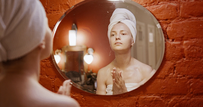 Discover the effectiveness of the Supreme Charcoal Facial Cleanser. This mild and slightly thick gel smoothly applies to your skin, creating a warm sensation and rapidly hydrating your skin. With just a single pump, visibly improve and refine your pores for a perfect complexion.