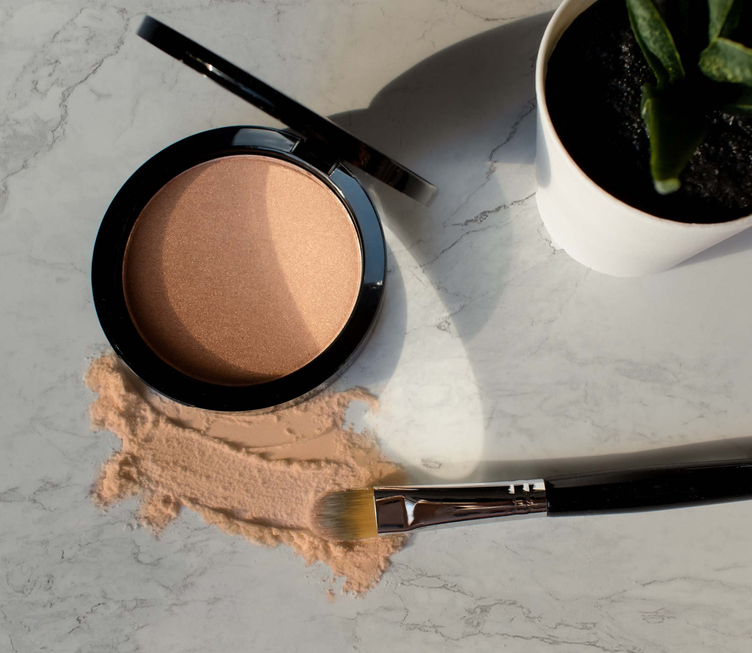 Enhance your natural radiance with Cruisin Organics Luminizing Powder. - Suitable for all skin types, this vegan powder leaves a silky, dewy finish. - Apply with fingertips for a luminous, diffused look or for a high impact glow.