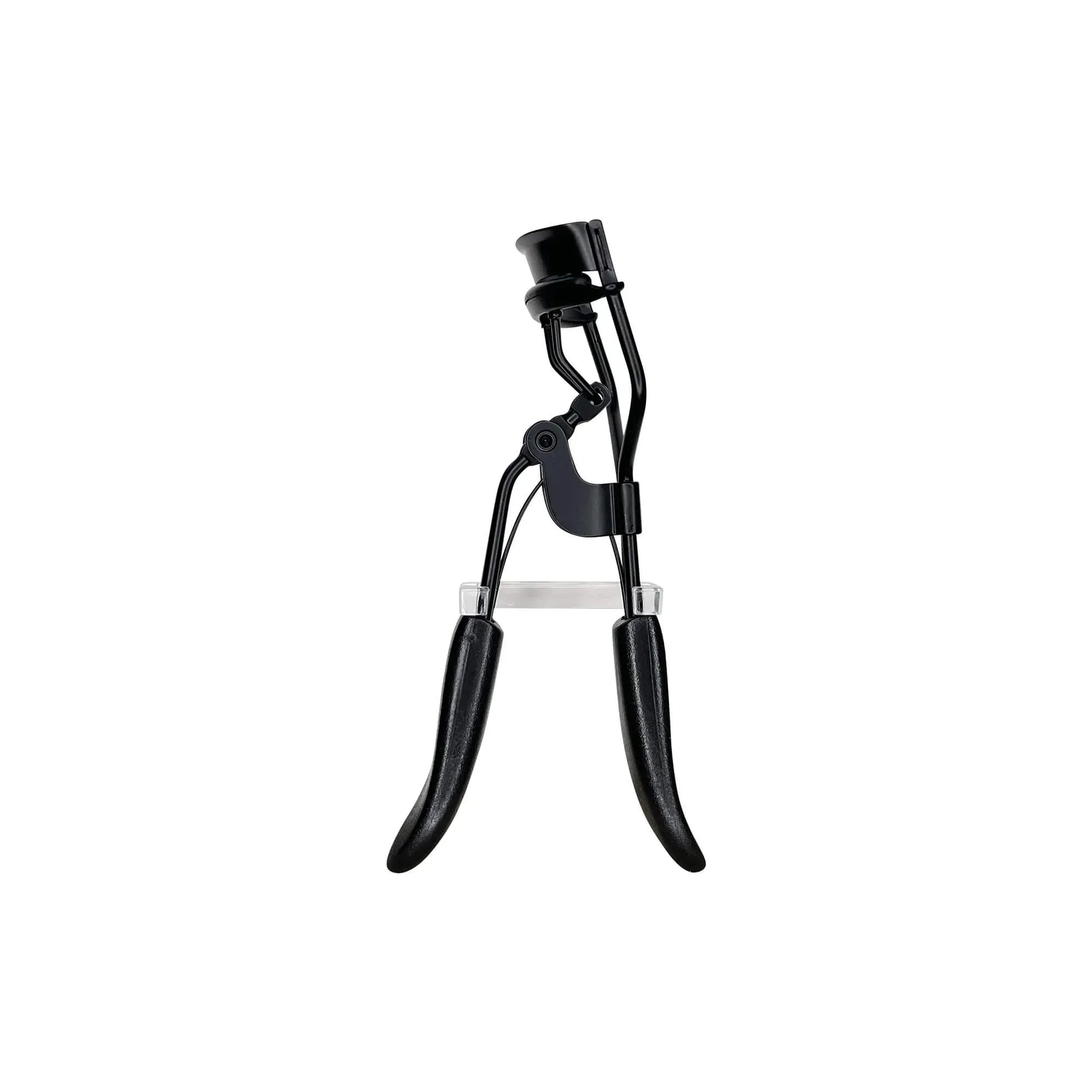 Get the bombshell lashes you deserve with our Cruisin Organics padded eyelash curler, featuring padded handles. The curler has padded handles and a silicone pad to apply the perfect amount of pressure for that long-lasting lash curl. The curved and wide mouth will suit all eye shapes! Pair this curler with your favorite mascara to get the dramatic flair you’re looking for.