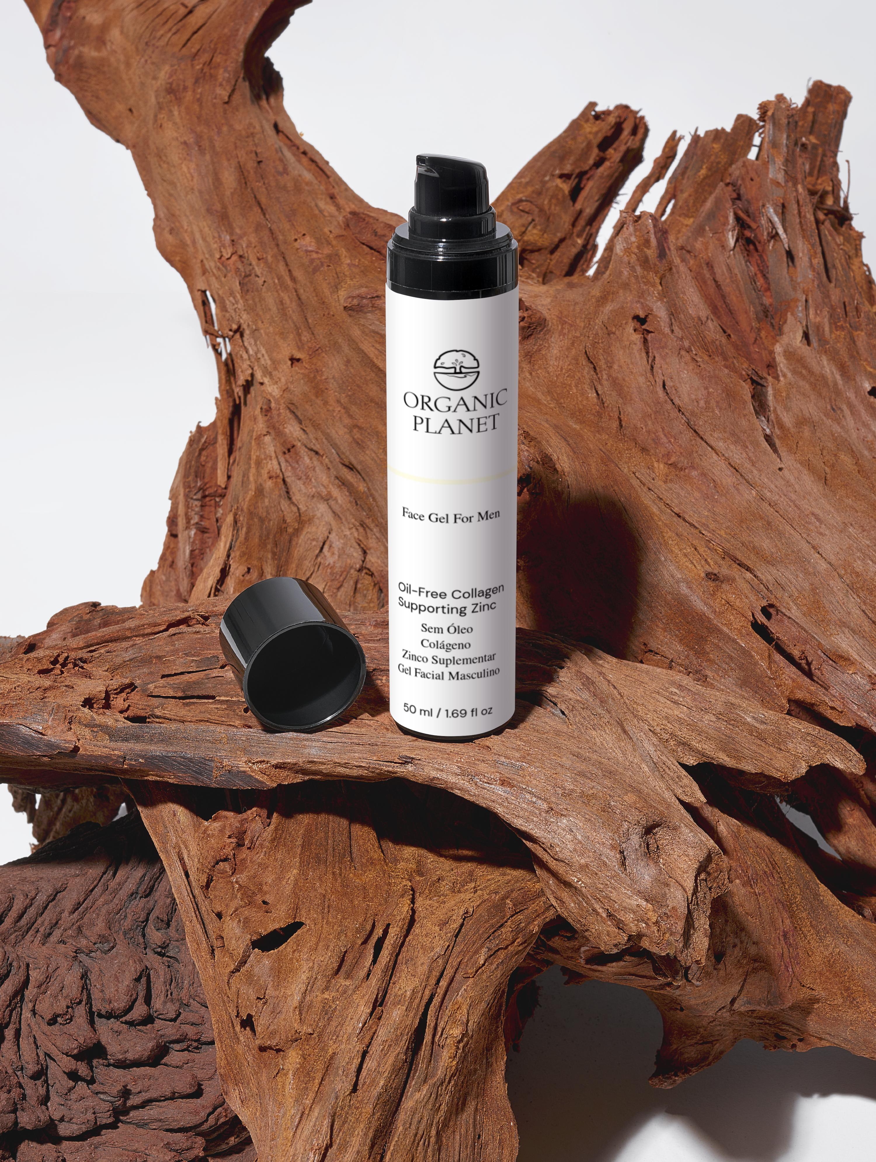 Organic Planet skincare product on a wooden surface. This oil-free gel moisturizer absorbs quickly without greasiness, keeping skin hydrated and comfortable. Zinc helps maintain youthful skin by supporting collagen production, making it perfect for any men&